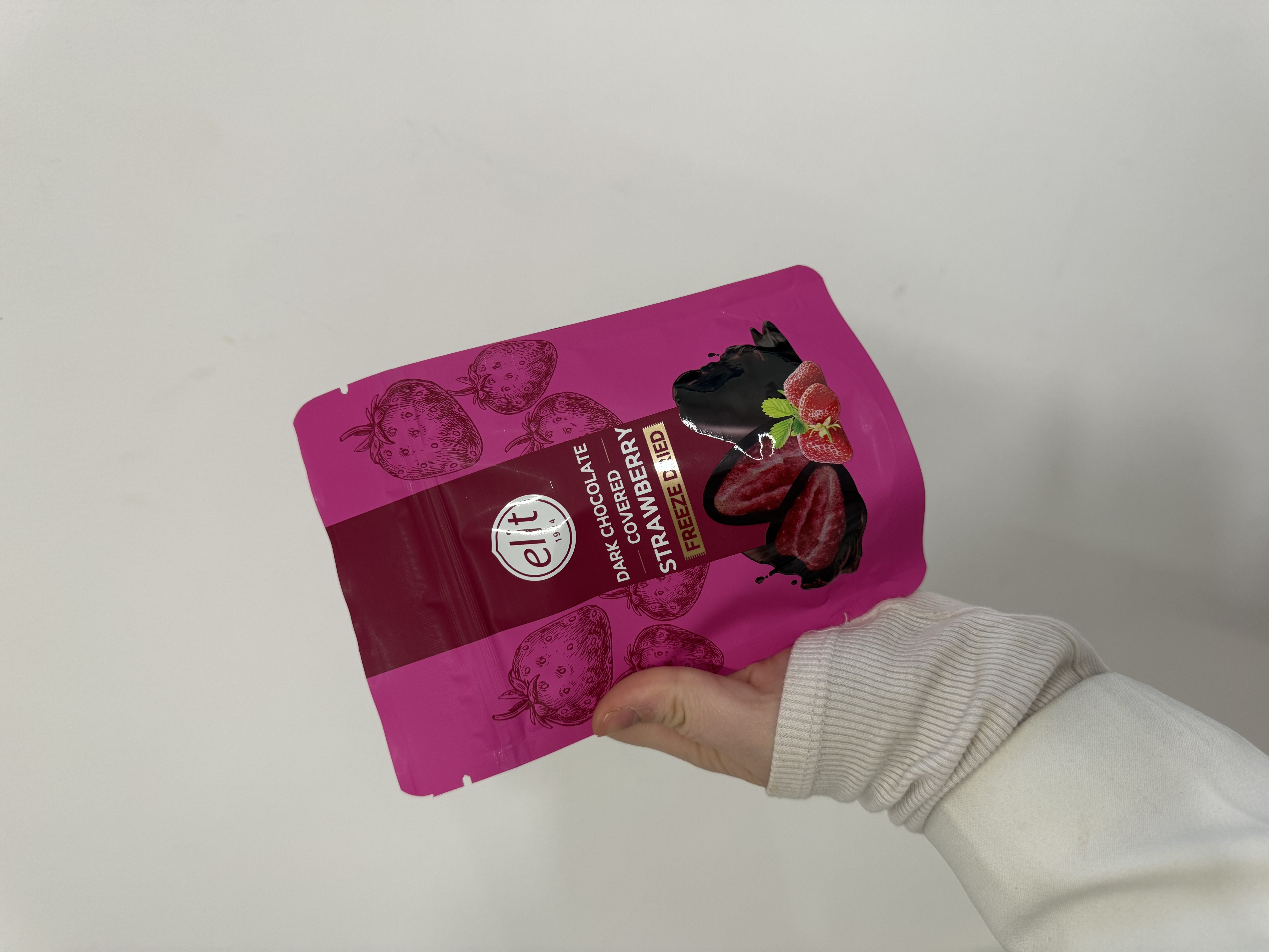 توت مغطى بشوكولاطة داكنة